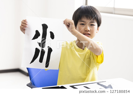 孩子在練習書法 127180854