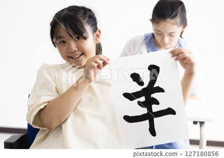 孩子在練習書法 127180856