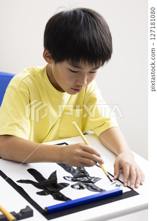 孩子在練習書法 127181080