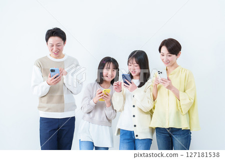 父母和孩子在白色背景上使用智慧型手機 127181538