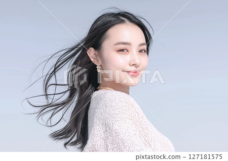 一位擁有黑髮和藍天的美麗女子的“AI 生成圖像” 127181575