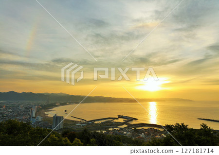 千葉縣鴨川市的大海和黎明的太陽 127181714