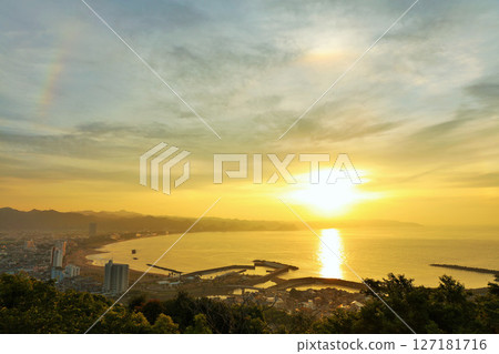 The sea and the dawn sun in Kamogawa City, Chiba Prefecture 127181716