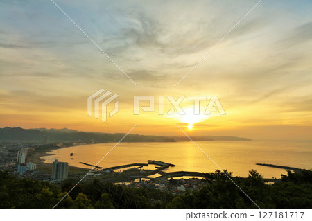 千葉縣鴨川市的大海和黎明的太陽 127181717