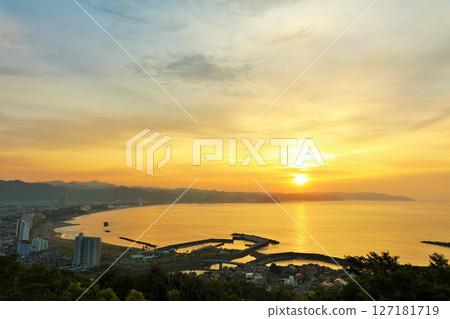 The sea and the dawn sun in Kamogawa City, Chiba Prefecture 127181719