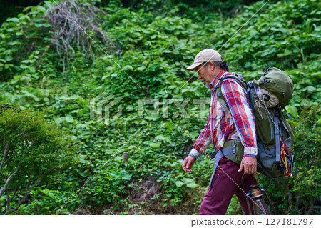 健行、登山、老年露營者、黃昏、獨自露營、老人 127181797