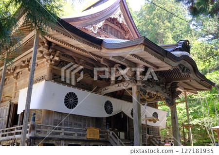 The main hall of Togakushi Shrine's Hokosha Shrine and its intricate wooden architectural decorations The main hall of Togakushi Shrine's Hokosha Shrine and its intricate wooden architectural decorations 127181935