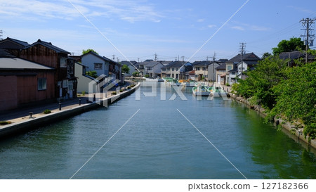 富山縣射水市內川的河畔街景和停泊的漁船 127182366