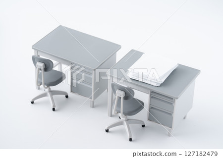 微型辦公室裡有一張堆滿文件的桌子和一張乾淨的桌子 微型辦公室裡有一張堆滿文件的桌子和一張乾淨的桌子 127182479