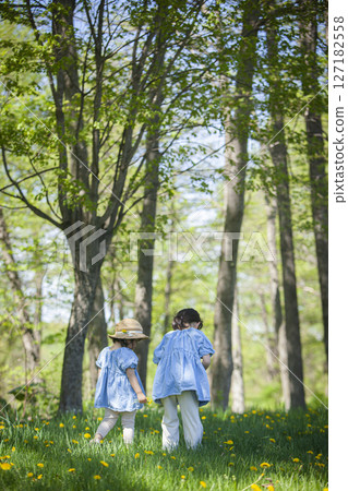 孩子們在大自然中玩耍 孩子們在大自然中玩耍 127182558