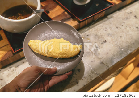 自助餐現場廚房新鮮製作的蛋捲 127182602