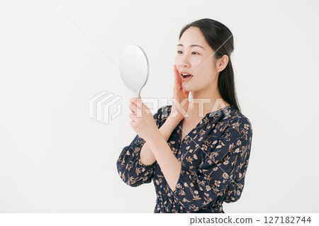 看鏡子的少婦 看鏡子的少婦 127182744
