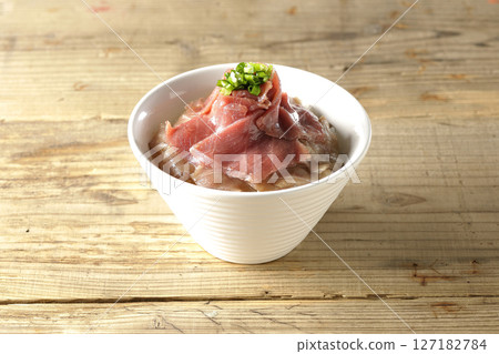 Red tuna and medium fatty tuna bowl Red tuna and medium fatty tuna bowl 127182784