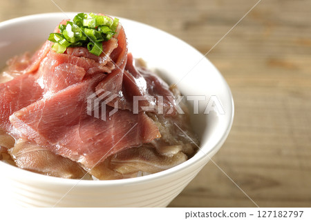 紅鮪魚和中脂鮪魚蓋飯 127182797