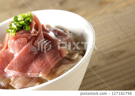 紅鮪魚和中脂鮪魚蓋飯 紅鮪魚和中脂鮪魚蓋飯 127182798