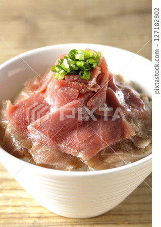 Red tuna and medium fatty tuna bowl Red tuna and medium fatty tuna bowl 127182802