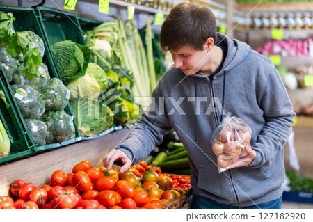 Young boy buying tomatoes in grocery store 127182920