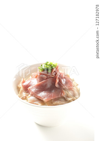 白色背景下拍攝的紅鮪魚和中脂鮪魚雙色碗 127182978