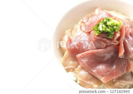 白色背景下拍攝的紅鮪魚和中脂鮪魚雙色碗 127182993