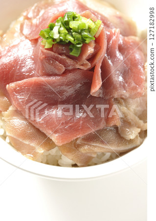 Two-tone bowl of red tuna and medium fatty tuna photographed on a white background Two-tone bowl of red tuna and medium fatty tuna photographed on a white background 127182998
