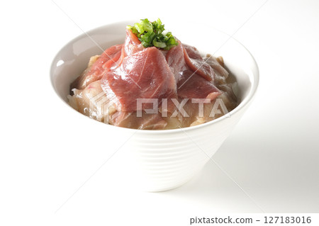 白色背景下拍攝的紅鮪魚和中脂鮪魚雙色碗 127183016