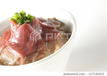 白色背景下拍攝的紅鮪魚和中脂鮪魚雙色碗 白色背景下拍攝的紅鮪魚和中脂鮪魚雙色碗 127183031