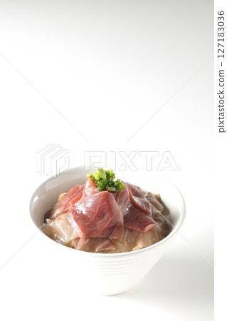 白色背景下拍攝的紅鮪魚和中脂鮪魚雙色碗 白色背景下拍攝的紅鮪魚和中脂鮪魚雙色碗 127183036