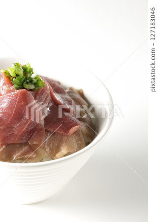 白色背景下拍攝的紅鮪魚和中脂鮪魚雙色碗 白色背景下拍攝的紅鮪魚和中脂鮪魚雙色碗 127183046