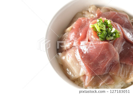 白色背景下拍攝的紅鮪魚和中脂鮪魚雙色碗 127183051