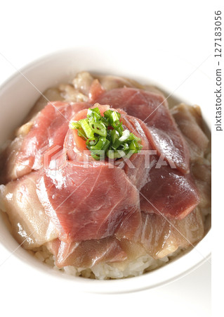 Two-tone bowl of red tuna and medium fatty tuna photographed on a white background Two-tone bowl of red tuna and medium fatty tuna photographed on a white background 127183056