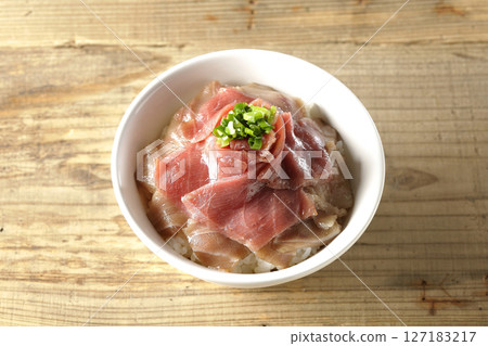 紅鮪魚和中脂鮪魚蓋飯 紅鮪魚和中脂鮪魚蓋飯 127183217