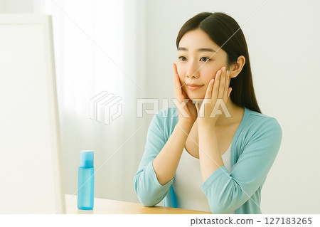 年輕女性的生活方式護膚5、在窗邊的明媚陽光下放鬆和護膚 127183265