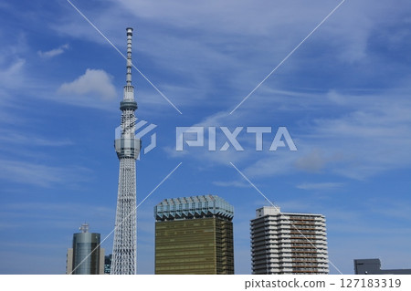 東京晴空塔高聳入雲,直插藍天。從淺草看到的東京晴空塔。 東京晴空塔高聳入雲,直插藍天。從淺草看到的東京晴空塔。 127183319