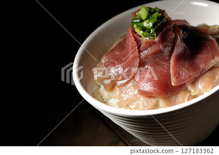 紅鮪魚和中脂鮪魚蓋飯 127183362