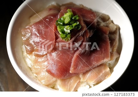 紅鮪魚和中脂鮪魚蓋飯 紅鮪魚和中脂鮪魚蓋飯 127183373