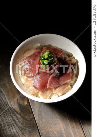 Red tuna and medium fatty tuna bowl Red tuna and medium fatty tuna bowl 127183376