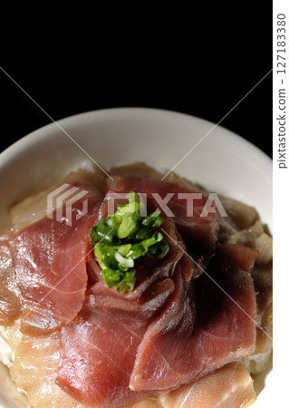 Red tuna and medium fatty tuna bowl Red tuna and medium fatty tuna bowl 127183380