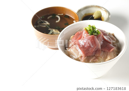 紅鰣魚、中肥鮪魚蓋飯和清湯套餐 紅鰣魚、中肥鮪魚蓋飯和清湯套餐 127183618
