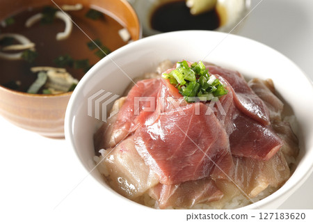 A set of red tuna and medium fatty tuna rice bowl and clear soup 127183620