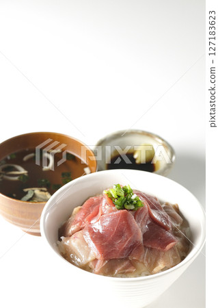 紅鰣魚、中肥鮪魚蓋飯和清湯套餐 紅鰣魚、中肥鮪魚蓋飯和清湯套餐 127183623