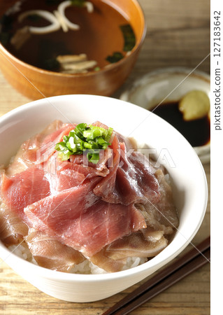 A set of red tuna and medium fatty tuna rice bowl and clear soup 127183642