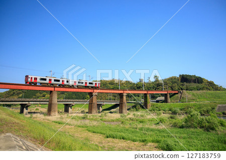 815 series train crossing the Yasaka River (JR Kyushu) 127183759