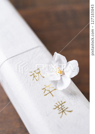 文憑和櫻花花瓣 文憑和櫻花花瓣 127183843