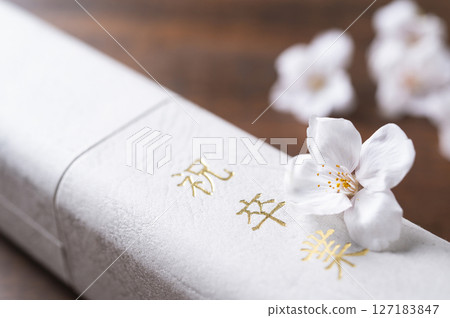 文憑和櫻花花瓣 127183847