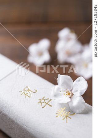 文憑和櫻花花瓣 127183848