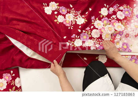 How to fold a long-sleeved kimono (Furisode) 127183863