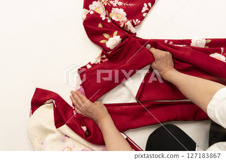 How to fold a long-sleeved kimono (Furisode) 127183867