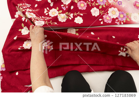 How to fold a long-sleeved kimono (Furisode) 127183869