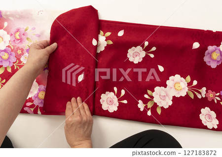 How to fold a long-sleeved kimono (Furisode) How to fold a long-sleeved kimono (Furisode) 127183872