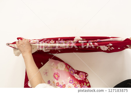 How to fold a long-sleeved kimono (Furisode) 127183875